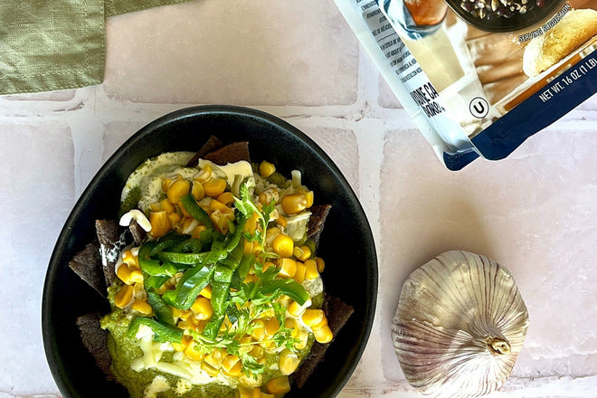 Chilaquiles poblanos cremosos con maíz azul