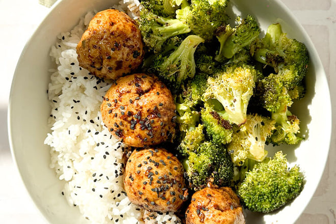 Albóndigas de pollo sésamo con arroz