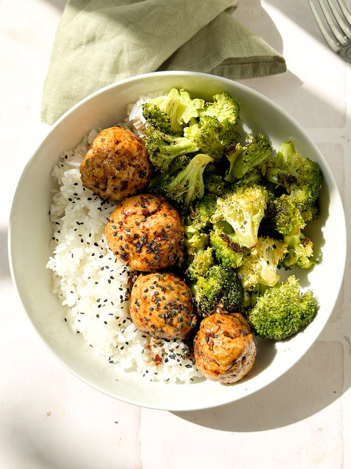 Albóndigas de pollo sésamo con arroz