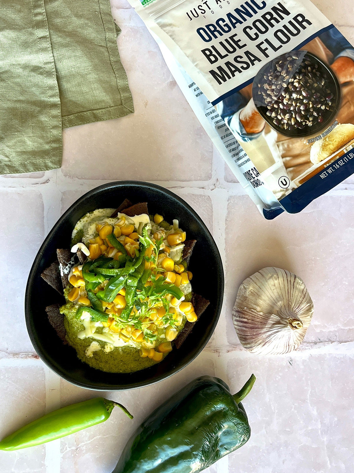 Chilaquiles poblanos cremosos con maíz azul