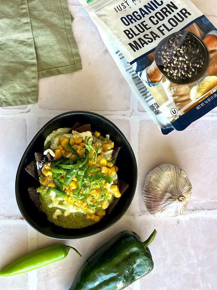 Chilaquiles poblanos cremosos con maíz azul